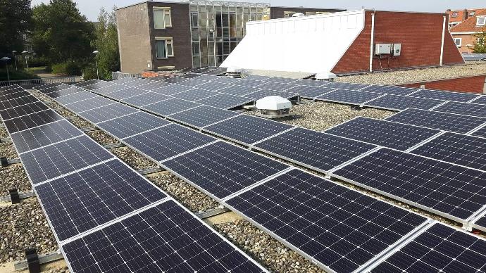 Zonnepanelen op een buurthuis in Zuilen