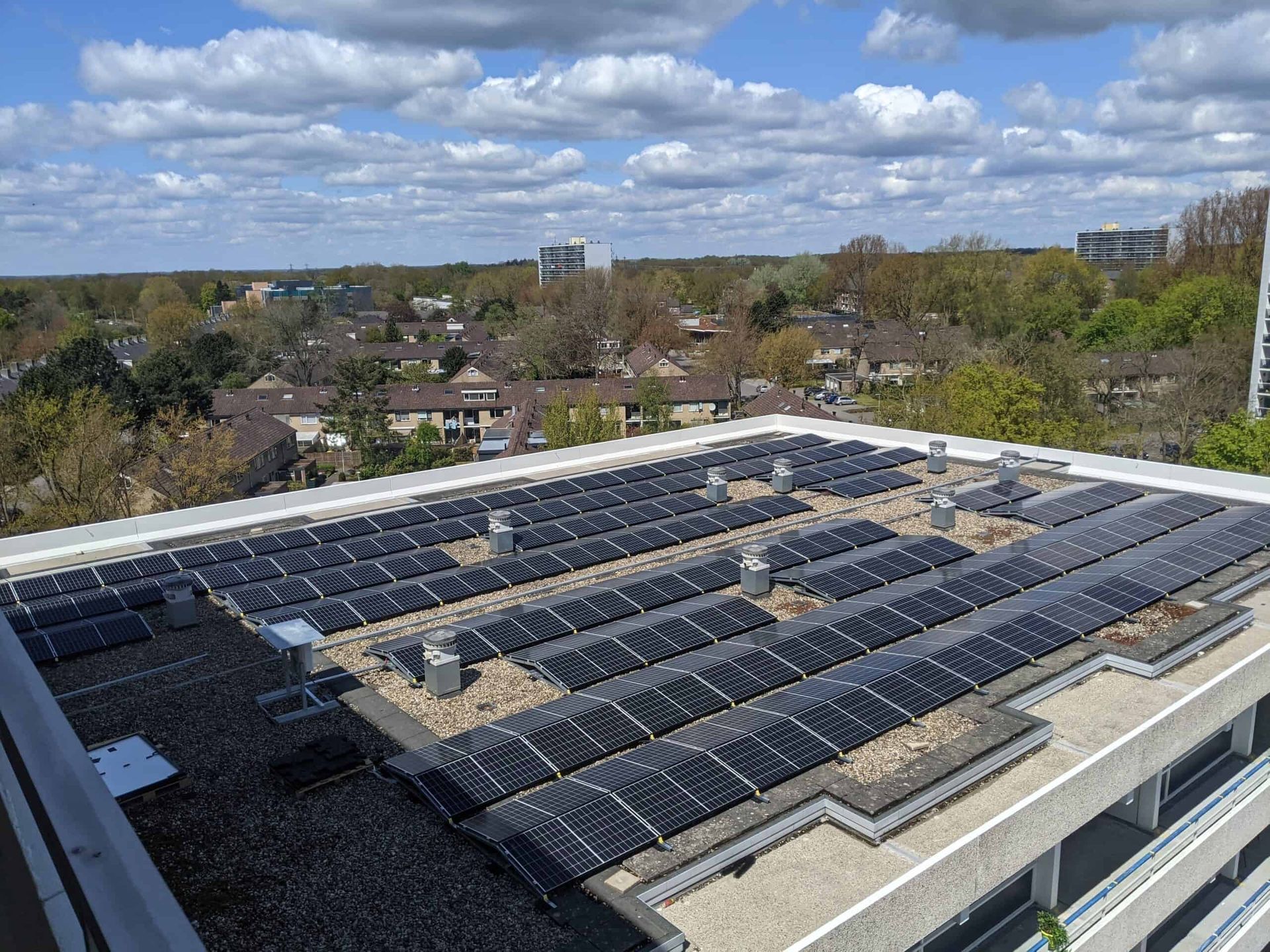 zonnepanelen op het plat dak van een wooncomplex in Deventer