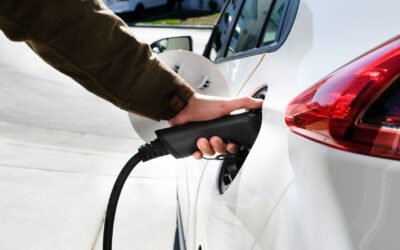 Laadpalen en zonnepanelen bij BAM, geïnstalleerd door Enoma