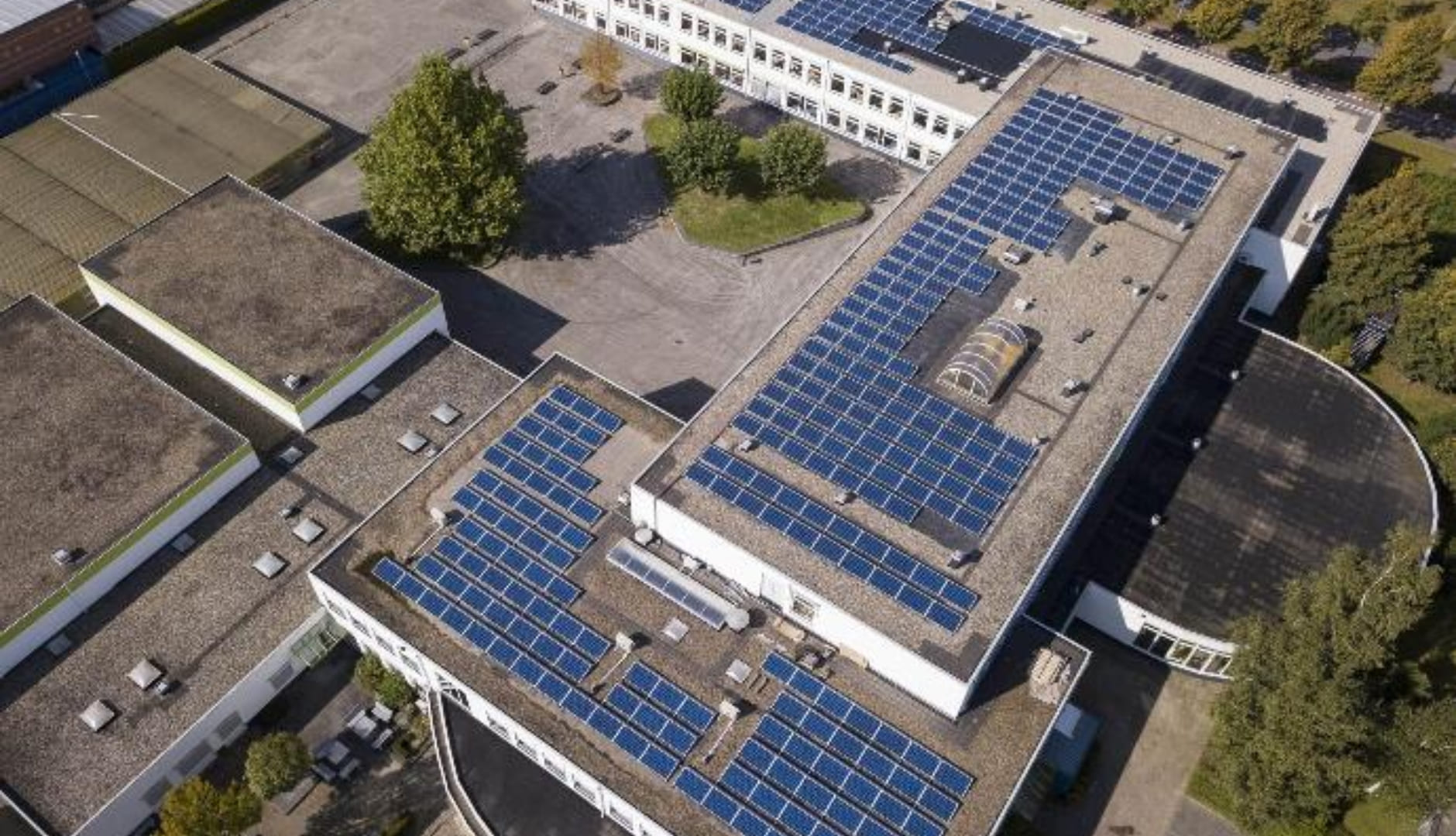 School verduurzamen (1) Zonnepanelen op Zwakke Bedrijfsdaken in Utrecht: Een Kans voor Duurzame GroeiZonnepanelen op Zwakke Bedrijfsdaken in Utrecht: Een Kans voor Duurzame Groei