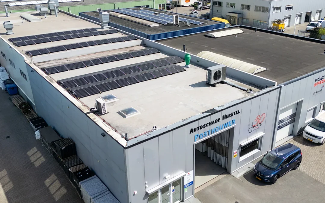 Zonnepanelen en warmtepomp bedrijfshal Autoschade Posthouwer